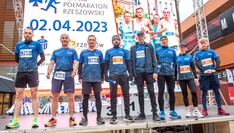 Zdjęcie przedstawia zawodników Klubu Biegacza PRz przed startem w biegu Pólmaraton rzeszowski