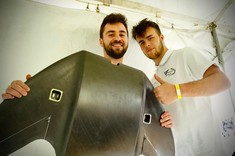 Studenci z bezzałogowym samolotem udźwigowym,