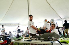 Studenci podczas pracy nad bezzałogowym samolotem udźwigowym,