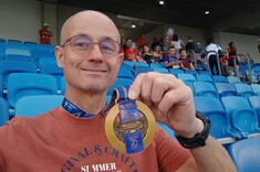 Robert Jakubowski na stadionie Śląskim z medalem 