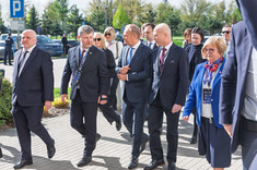 Od lewej: P. Kowal, rektor prof. P. Koszelnik, premier D. Tusk, prof. J. Sęp, wojewoda podkarpacki T. Kubas-Hul,