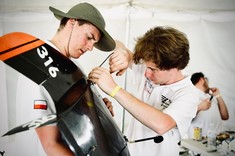 Studenci podczas pracy nad bezzałogowym samolotem udźwigowym,