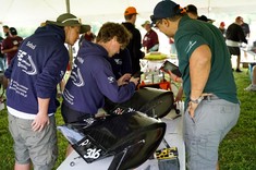 Studenci podczas pracy nad bezzałogowym samolotem udźwigowym,